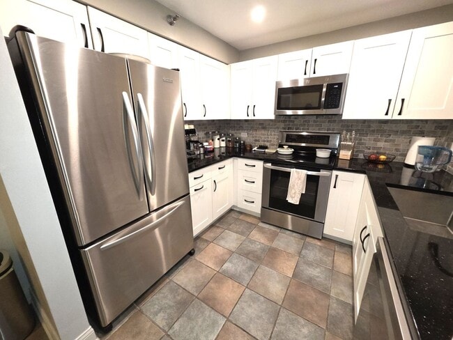 Building Photo - 345 N La Salle Dr