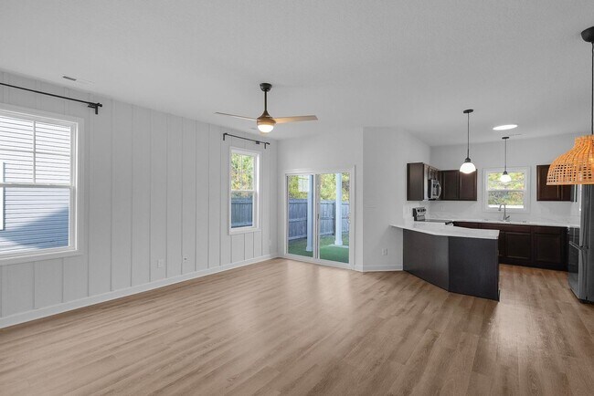 Building Photo - Townhouse For Rent in Holly Ridge