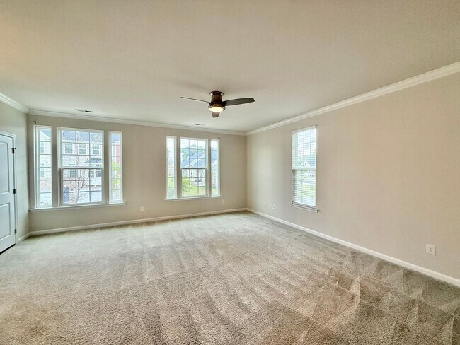 Building Photo - Stunning 3BD, 2.5BA End Unit Durham Townho...