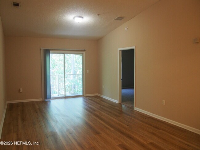Foto del edificio - 7920 Merrill Rd