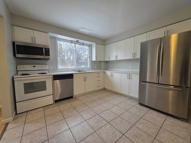 Building Photo - 745 Selkirk Rd