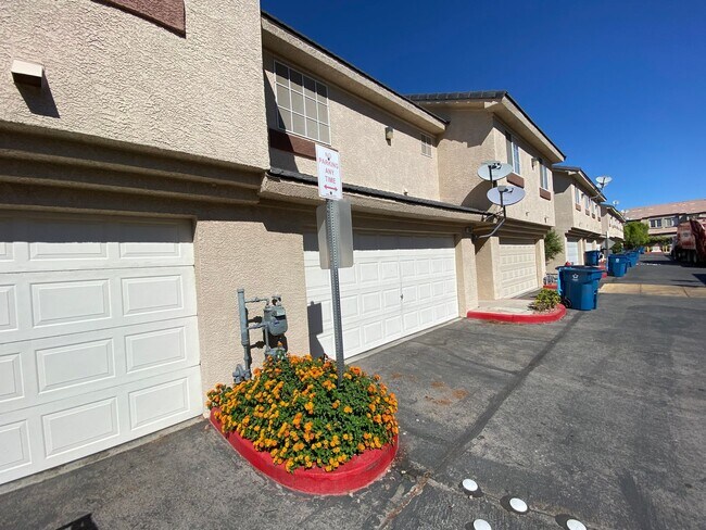 Foto del edificio - Charming 2Bed/3Bath/w/Garage, Home located in Summerlin