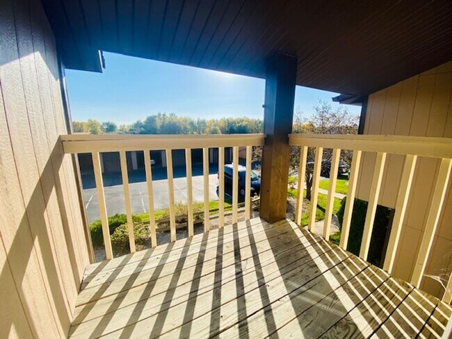 Foto del edificio - Spacious 1 Bedroom 1 Bath Lower Apartment Available Soon!