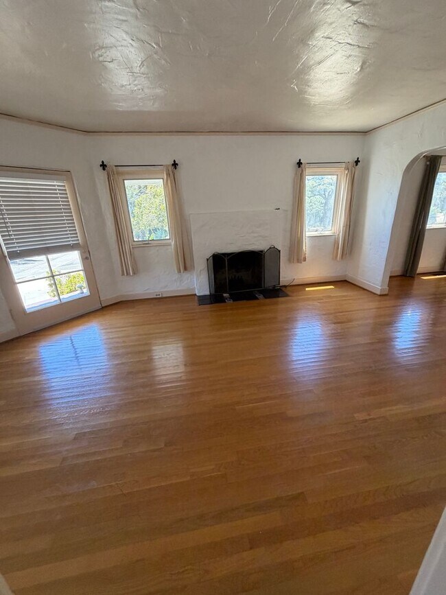 Building Photo - Charming Downtown Santa Barbara Cottage with 1-Car Garage