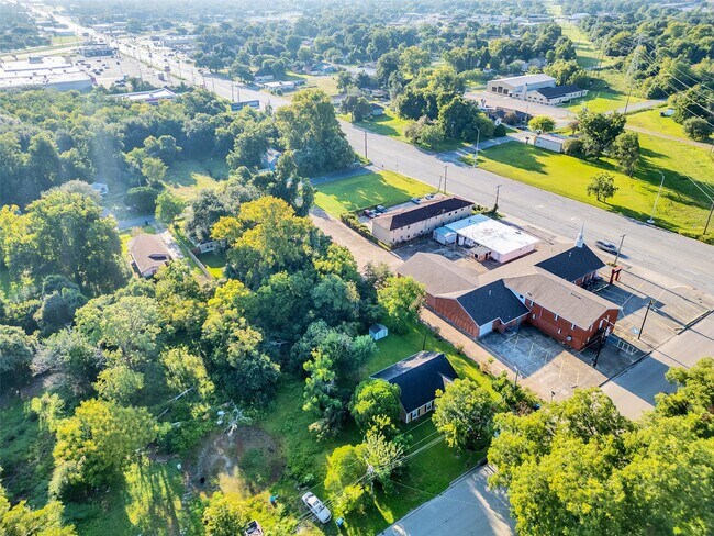 Building Photo - 326 S Bell Dr