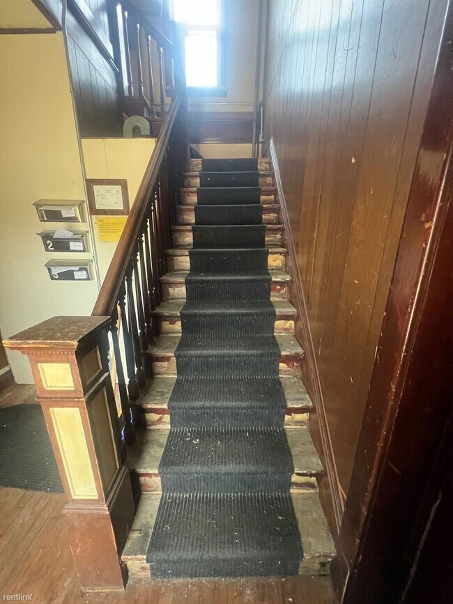 Foto del edificio - 2 br, 1 bath Triplex - 704 Blue Earth St