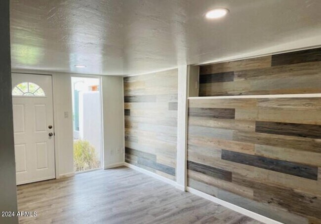 Building Photo - 721 E Sierra Vista Dr