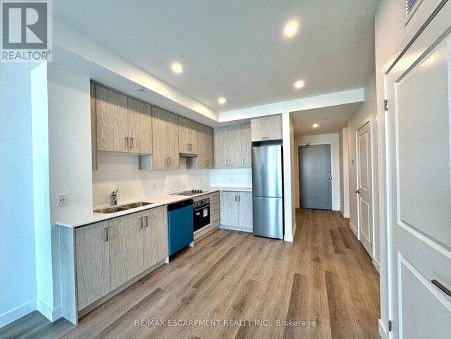 Building Photo - 461 Green Rd