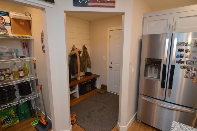 Foto del edificio - Gorgeous Townhome for Rent, Thames Ct., 4 ...