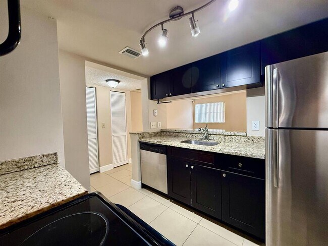 Building Photo - 9901 Westview Dr