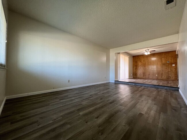 Building Photo - 2400-2402 Yosemite Dr