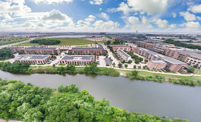 Building Photo - The Canal