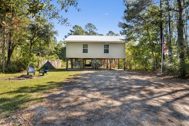 Building Photo - Cute 2 Bedroom 1 Bathroom home in Bay Sain...