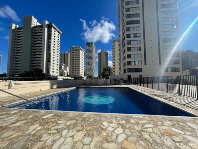 Foto del edificio - Partly Furnished / 1 Bedroom, 1 Bathroom, 1 Parking (Waikiki Skytower)