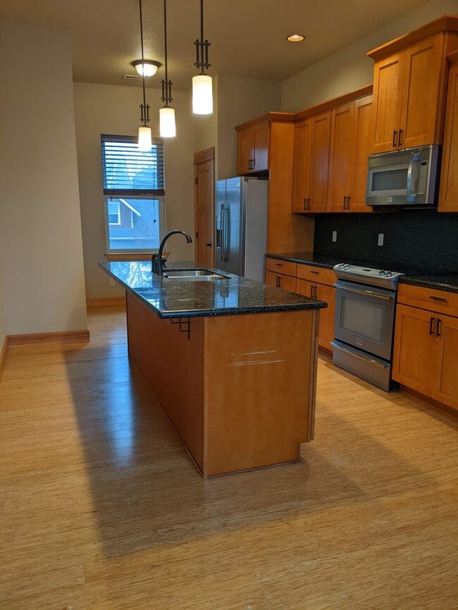 Building Photo - 675 Larch Ct