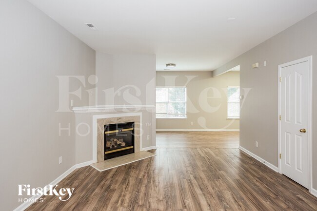 Building Photo - 8122 Chatham Oaks Dr