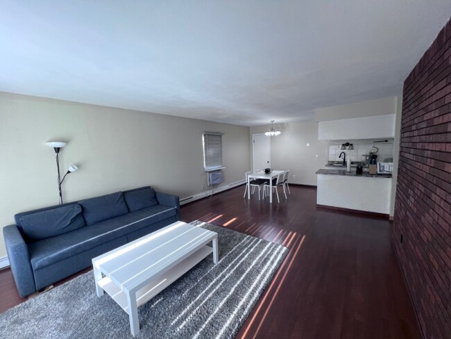 Foto del edificio - 5901 W Brown Deer Rd