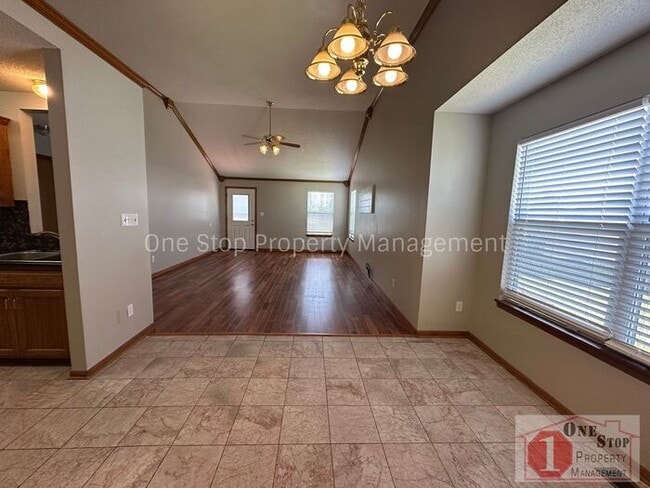 Building Photo - Spacious 3 Bed, 3 Bath Home in Raymore wit...