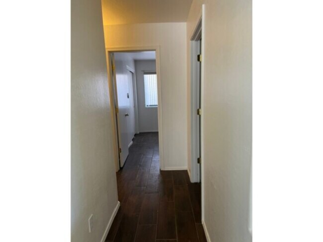 Building Photo - 3 bedroom 2 bath