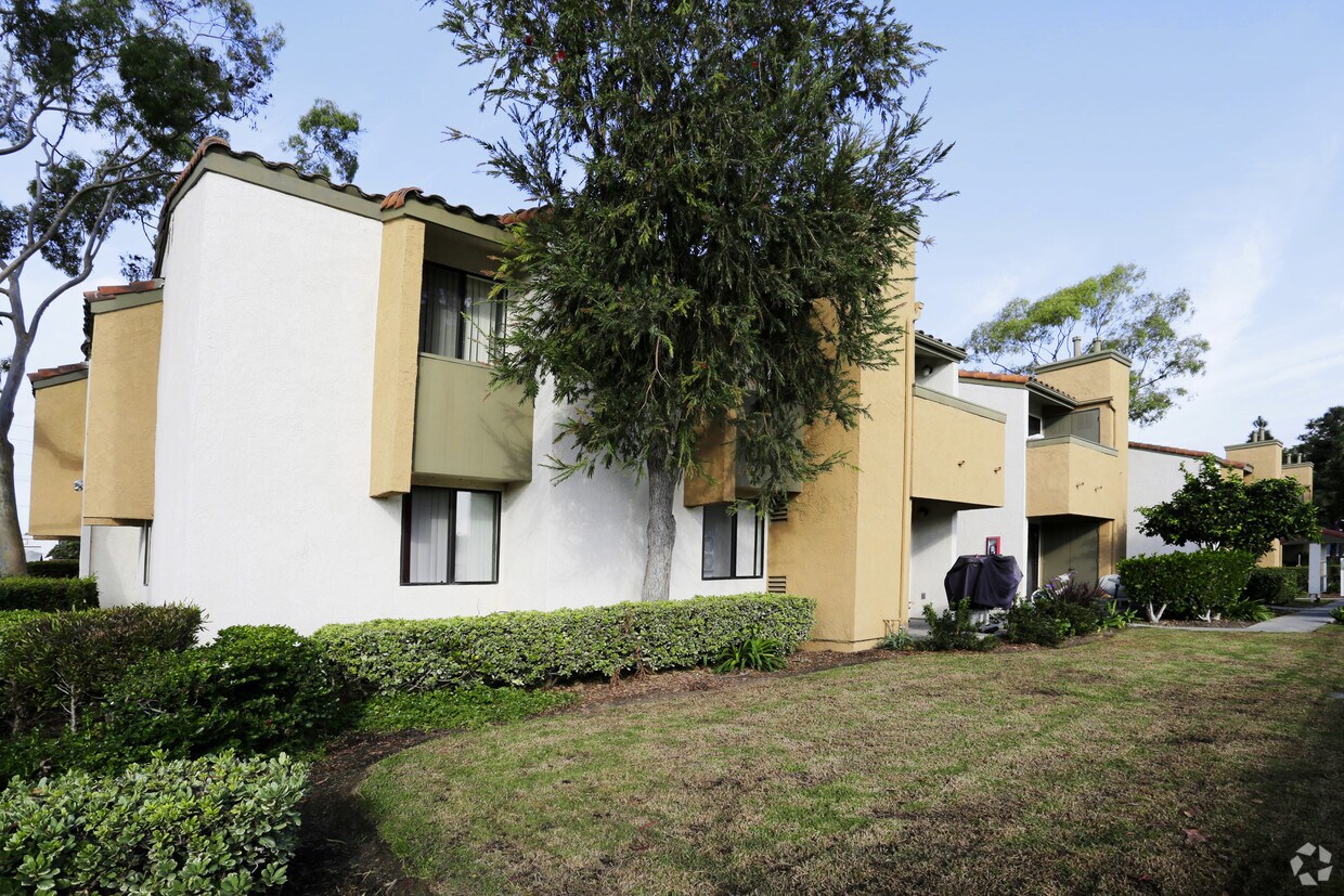 Costa Mesa Family Village Apartments in Costa Mesa, CA