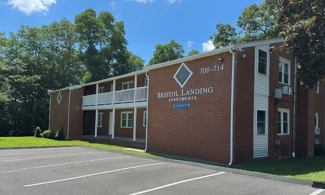 Building Photo - 714 Middle St