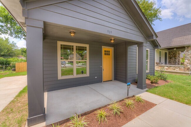 Building Photo - Amazing 3BR/2BA House!