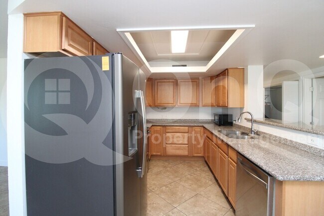 Building Photo - 3027 S Clementine Dr