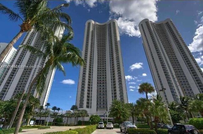 Building Photo - 15901 Collins Ave