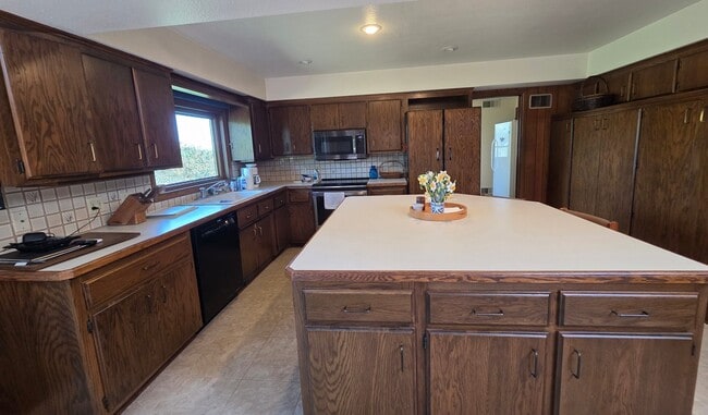 Building Photo - 2250 Greenview Dr