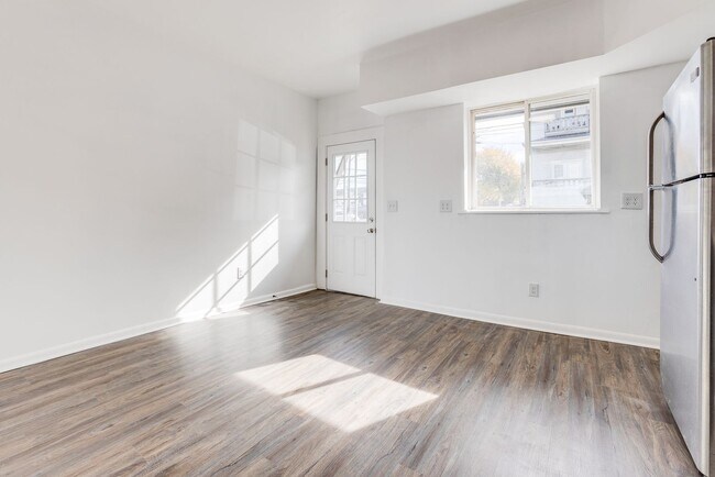 Building Photo - AVAILABLE NOW - Beautiful 3 Bedroom Home w...