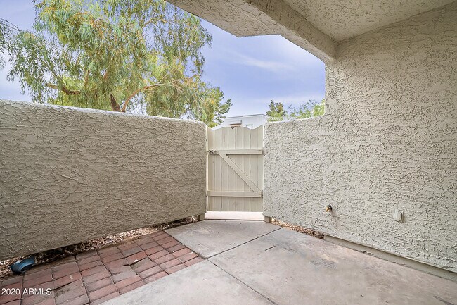 Building Photo - 850 S River Dr