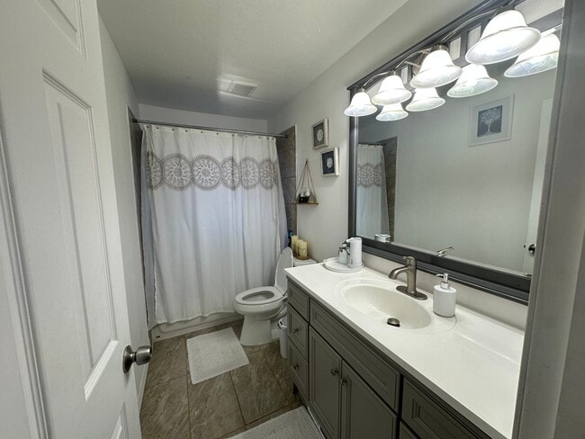 Building Photo - 7063 Pepperidge Cir
