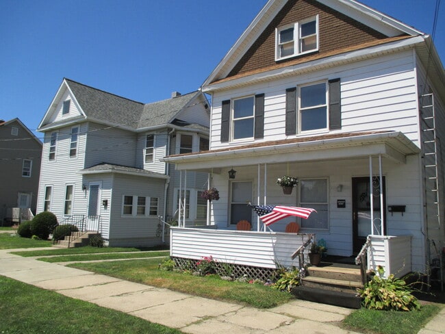 Building Photo - 1318 E 9th St