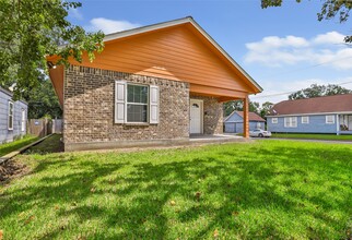 Building Photo - 520 E Defee Ave