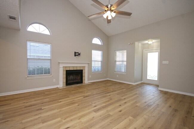 Foto del edificio - Updated 3 bedroom 2 bathroom home in the U...