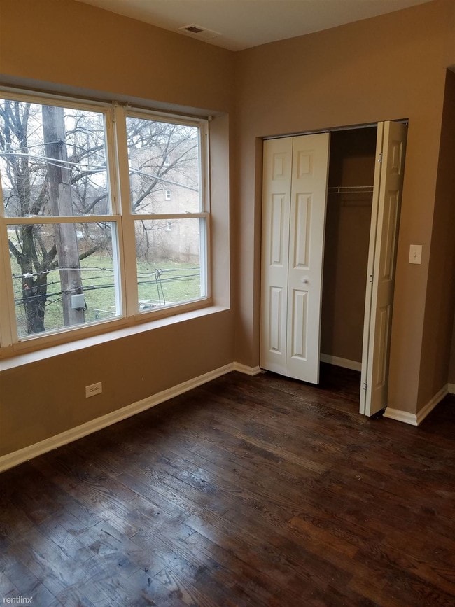 Building Photo - 226 E 55th Pl