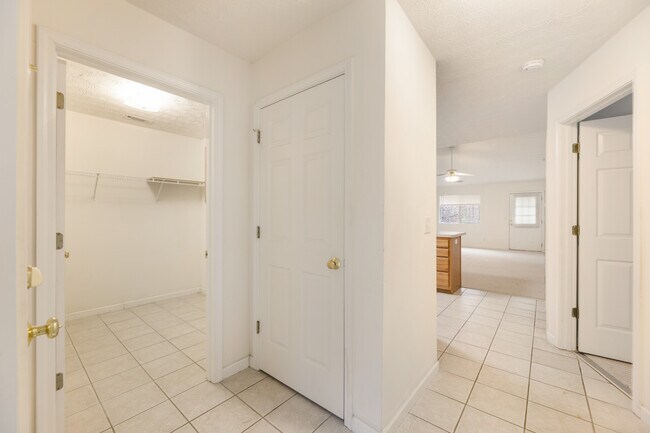 Building Photo - 3975 Hidden Hollow Dr