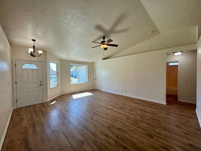 Foto del edificio - Spacious 4-Bedroom Home with RV Parking & No Backyard Neighbors