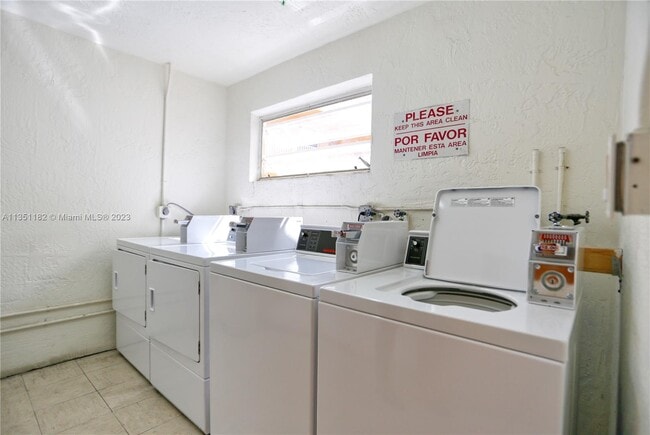 Building Photo - 2441 SW 31st Ave