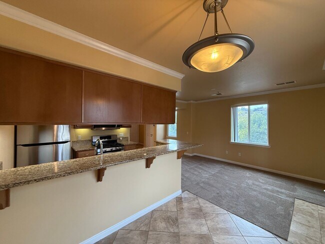 Foto del edificio - Spacious 3BD/2.5BA Townhome in Sabre Springs with Balcony, Community Pool & 2-Car Garage