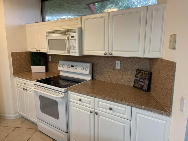 Foto del edificio - 8159 Severn Dr