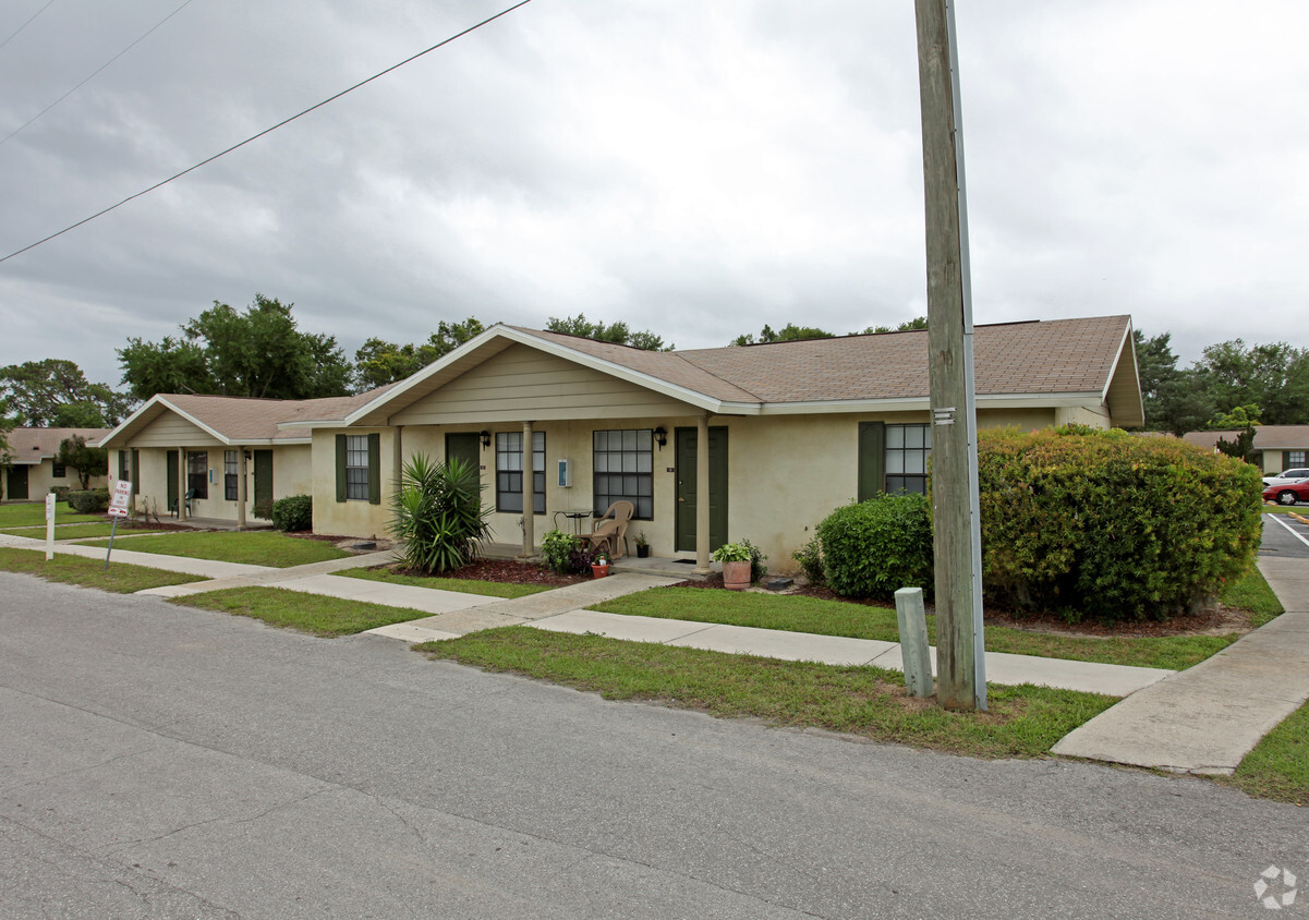 Foto principal - Colonial Pines Apartments