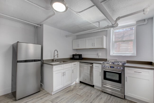 Building Photo - 1159 N Corona St