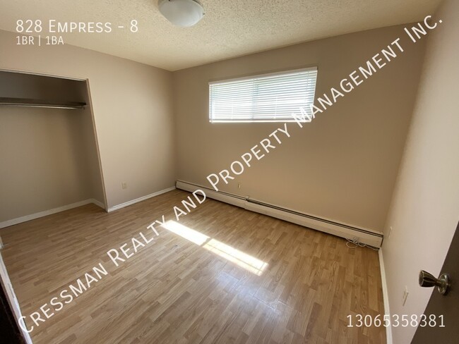 Building Photo - 1 bed 1 bath APARTMENT located in Rosemont...
