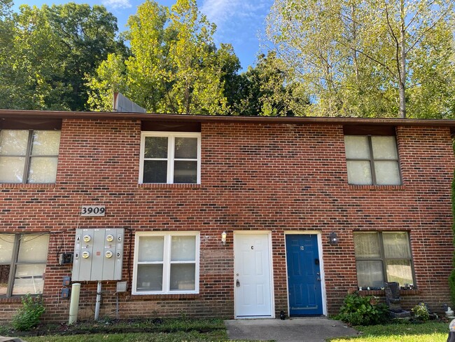 Building Photo - 2 Bedroom Townhouse in Arnold