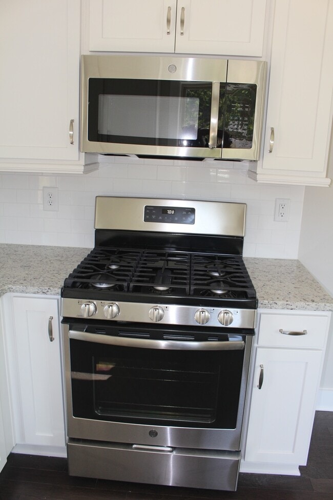 Building Photo - Minutes away from downtown Birmingham, Mou...