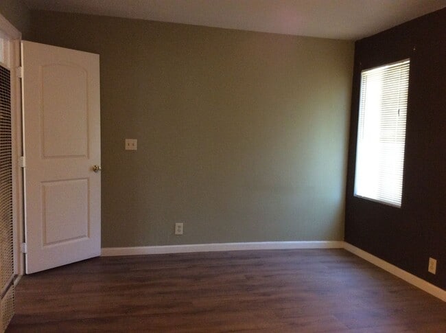 Building Photo - 1323 Holm Ave