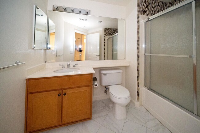 Foto del edificio - Beautiful & Spacious 3bd Condo With Great ...