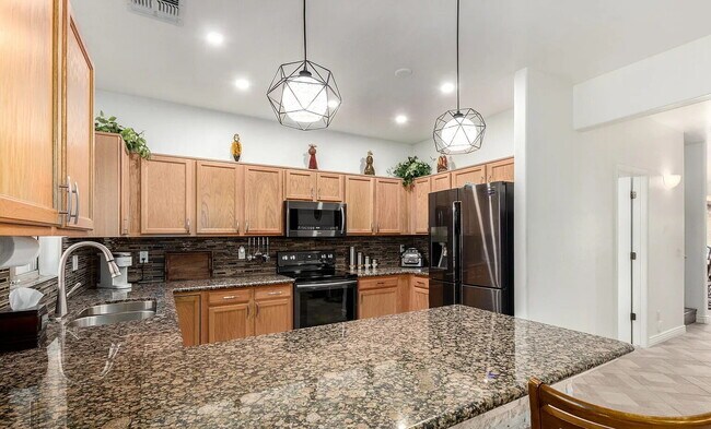 Building Photo - Stunning 4-Bedroom Townhome in Gated Community with Pool & Private Backyard!