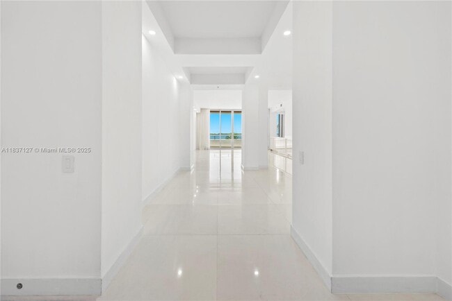 Building Photo - 808 Brickell Key Dr